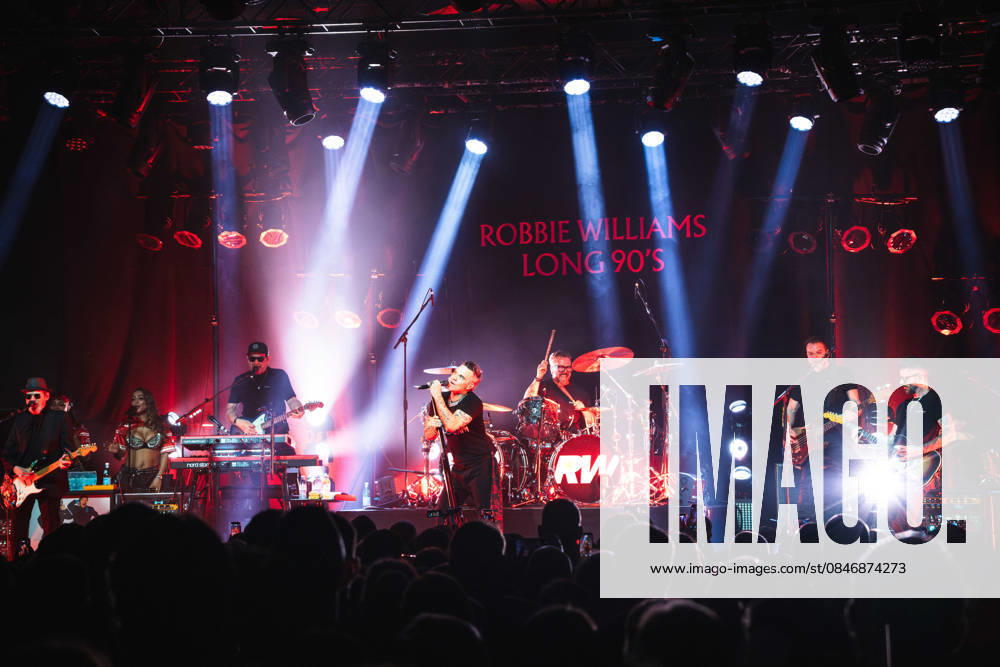 Robbie Williams performing at Barrowlands in Glasgow on 04 February 2026. Robbie Williams performing at Barrowlands in Glasgow on 04 February 2026 as part of his Long 90s tour performing ˜Life Thru a Lens and new album ˜Britpop in full. Robbie Williams is a British singer and songwriter best known for solo singles ˜Angels and ˜Feel and as a member of the pop group Take That., Credit:Adam Hampton-Matthews Avalon