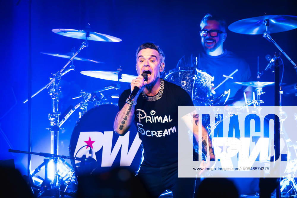Robbie Williams performing at Barrowlands in Glasgow on 04 February 2026. Robbie Williams performing at Barrowlands in Glasgow on 04 February 2026 as part of his Long 90s tour performing ˜Life Thru a Lens and new album ˜Britpop in full. Robbie Williams is a British singer and songwriter best known for solo singles ˜Angels and ˜Feel and as a member of the pop group Take That., Credit:Adam Hampton-Matthews Avalon