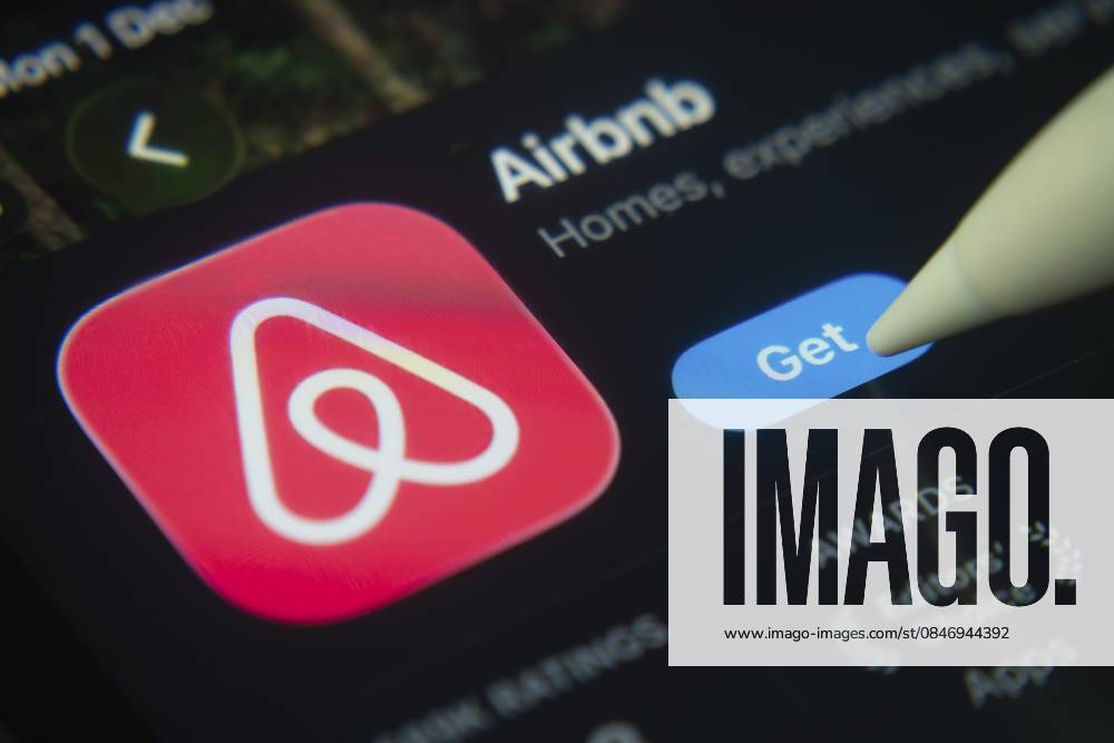 Dhaka, Bangladesch — 01. Dezember 2025: Eine Nahaufnahme des Airbnb App Icons im App Store auf einem iPad Bildschirm Dhaka, Bangladesh- 01 Dec 2025: A close-up of the Airbnb app icon in the App Store on an iPad screen