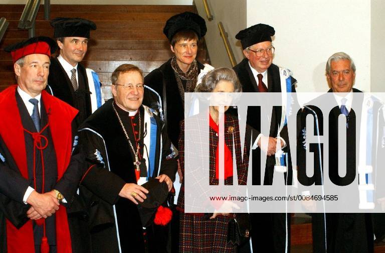 BRU39 - - LEUVEN, BELGIUM : Queen Fabiola of Belgium (front, 2 nd R) poses with (back, from L-R) Finnish Professor Kai Simons, Belgian Professor Catherine Verfaillie, German Gerhard Ertl and Cardinal Walter Kasper (front, 2 nd L), KUL Rector Andre Oosterlinck (L) and Peruvian Mario Vargas Llosa (R) during the ceremony of Doctor Honoris Causa awarding at the KULeuven, Monday 03 February 2003, in Leuven. MAITExDEQUINZE x1166989x