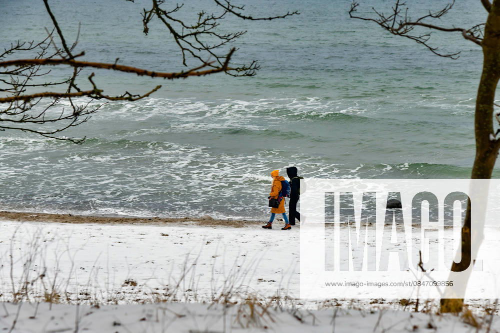 Baltic Sea in winter People walking on the wintry Baltic Sea beach at the Wilhelmshöhe near Warnemünde Warnemünde Mecklenburg Western Pomerania Germany JK15336