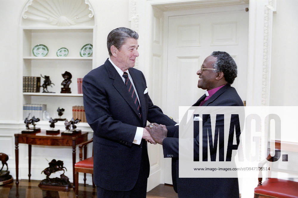 U.S. President Ronald Reagan meeting with Bishop Desmond Tutu of Anglican Church of South Africa, White House Oval Office, Washington, D.C., USA, President Ronald Reagan White House Photographic Office