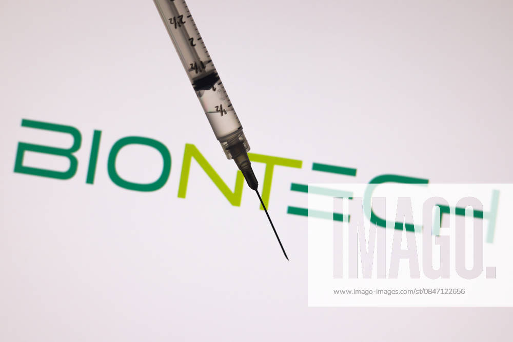 Das BioNTech-Logo erscheint auf dem Bildschirm mit einer medizinischen Spritze in dieser Fotoillustration in Ontario, Kanada, am 3. Februar 2026. The BioNTech logo appears on the screen with a medical syringe in this photo illustration in Ontario, Canada, on February 3, 2026 (License=RM)