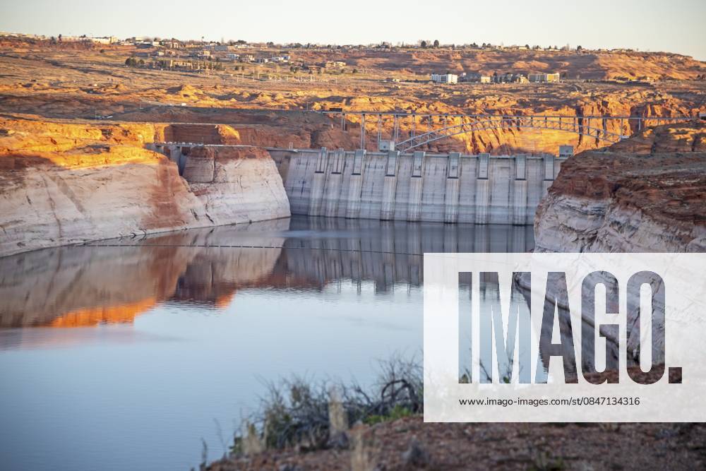 Page, Arizona — Das Wasserreservoir hinter dem Glen Canyon Dam ist nur zu 27 Prozent gefüllt. Der weiße Felsen rund um den See ist der Badewannenring , der zeigt, wie dramatisch das Wasser gesunken ist Page, Arizona - The water reservoir behind the Glen Canyon Dam is only 27 percent full. White rock around the lake is the bathtub ring, which shows how dramatically the water has dropped