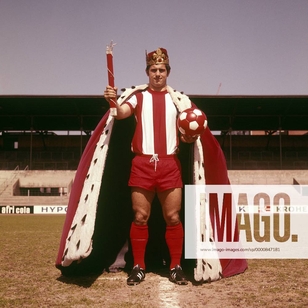 Gerd Müller (Bayern) - Der König aller Torschützen mit Krone und Zepter Fußball 1. BL Herren Saison 1969 70, FC Bayern München, Shooting, Fotoshooting, Fototermin, Einzelbild Aufnahmedatum geschätzt München