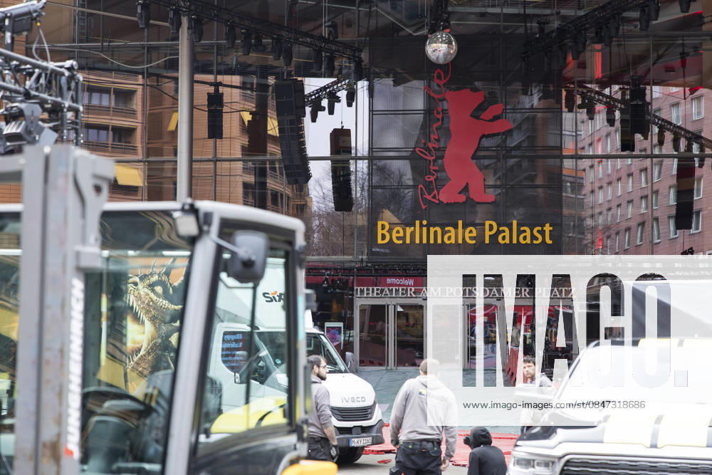 Berlinale, construction work at Potsdamer Platz, Berlin, 11 02 2026 Workers laying floor slabs for the red carpet before the opening of the 76th Berlinale at the Theater am Potsdamer Platz in Berlin on 11 02 2026 The film festival will take place from 12 22 February 2026 Berlin Theater am Potsdamer Platz