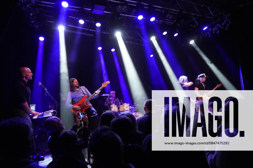 Purpendicular with drummer Ian Paice, singer and band founder Robby Thomas Walsh, guitarist Murray Gould, bassist Nick Fyfe and keyboardist Alessandro Debiaggi Rüsselsheim 12 02 2026 Concert by Purpendicular with drumming legend Ian Paice from Deep Purple