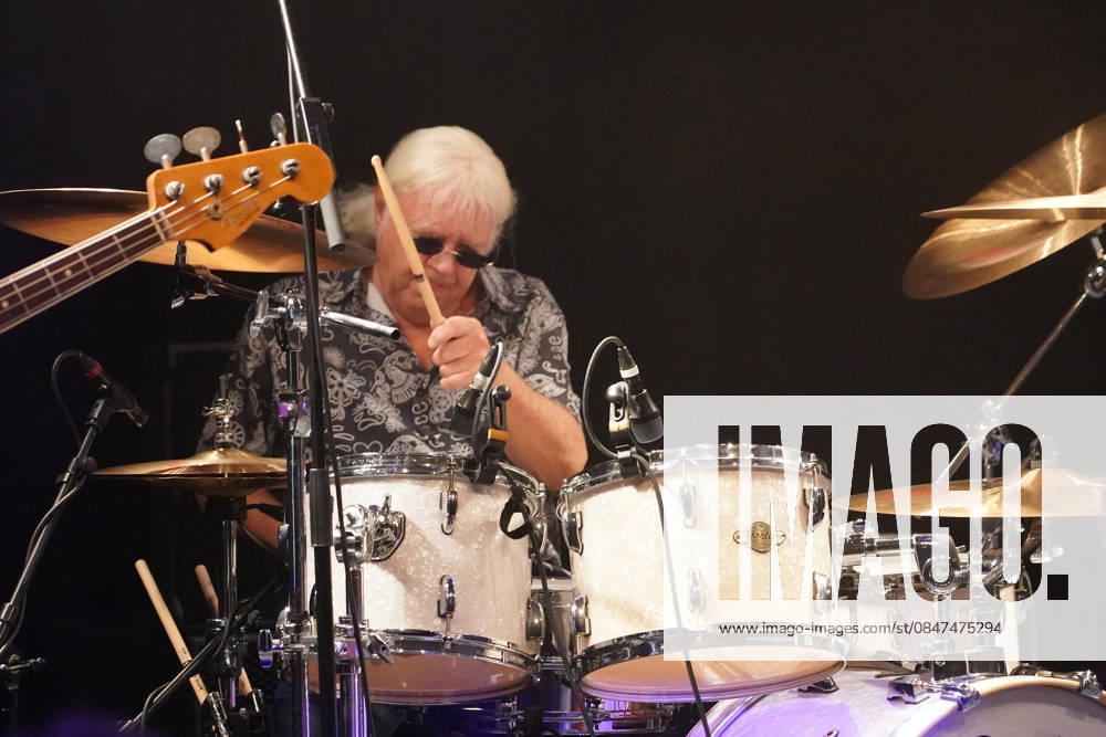 Purpendicular with drummer Ian Paice founding member Deep Purple Rüsselsheim 12 02 2026 Concert by Purpendicular with drumming legend Ian Paice from Deep Purple