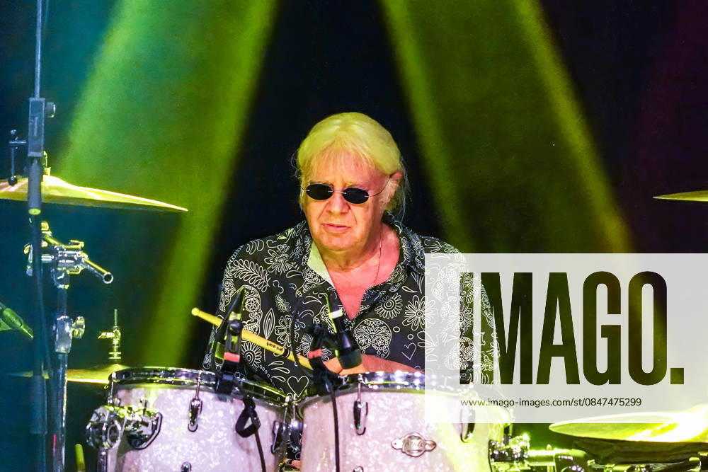 Purpendicular with drummer Ian Paice founding member Deep Purple Rüsselsheim 12 02 2026 Concert by Purpendicular with drumming legend Ian Paice from Deep Purple
