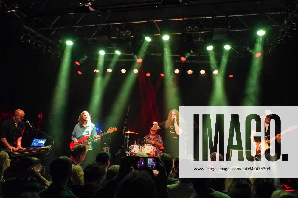Purpendicular with drummer Ian Paice, singer and band founder Robby Thomas Walsh, guitarist Murray Gould, bassist Nick Fyfe and keyboardist Alessandro Debiaggi Rüsselsheim 12 02 2026 Concert by Purpendicular with drumming legend Ian Paice from Deep Purple