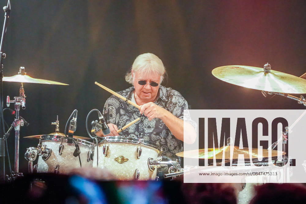 Purpendicular with drummer Ian Paice founding member Deep Purple Rüsselsheim 12 02 2026 Concert by Purpendicular with drumming legend Ian Paice from Deep Purple