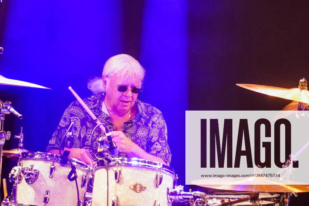 Purpendicular with drummer Ian Paice founding member Deep Purple Rüsselsheim 12 02 2026 Concert by Purpendicular with drumming legend Ian Paice from Deep Purple