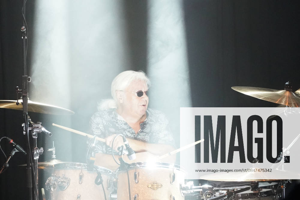 Purpendicular with drummer Ian Paice founding member Deep Purple Rüsselsheim 12 02 2026 Concert by Purpendicular with drumming legend Ian Paice from Deep Purple