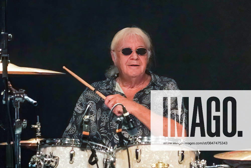 Purpendicular with drummer Ian Paice founding member Deep Purple Rüsselsheim 12 02 2026 Concert by Purpendicular with drumming legend Ian Paice from Deep Purple