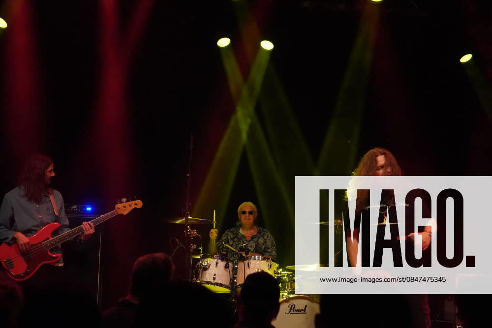 Purpendicular with drummer Ian Paice, singer and band founder Robby Thomas Walsh, guitarist Murray Gould, bassist Nick Fyfe and keyboardist Alessandro Debiaggi Rüsselsheim 12 02 2026 Concert by Purpendicular with drumming legend Ian Paice from Deep Purple