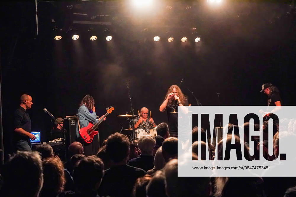 Purpendicular with drummer Ian Paice, singer and band founder Robby Thomas Walsh, guitarist Murray Gould, bassist Nick Fyfe and keyboardist Alessandro Debiaggi Rüsselsheim 12 02 2026 Concert by Purpendicular with drumming legend Ian Paice from Deep Purple