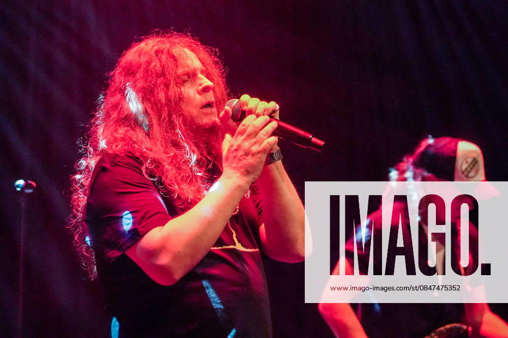 Purpendicular with singer and band founder Robby Thomas Walsh, Rüsselsheim 12 02 2026 Purpendicular concert with drumming legend Ian Paice from Deep Purple