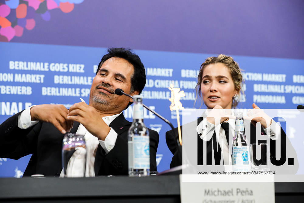 Berlin Berlinale, 76 Berlin International Film Festival 2026 Press Conference GOOD LUCK, HAVE FUN, DONT DIE Haley Lu Richardson Actress Actor Michael Pena Actor check their handy fingers, Berlinale, 76 Berlin International Film Festival 2026, 13 02 2026 Press Photo Roger Buerke