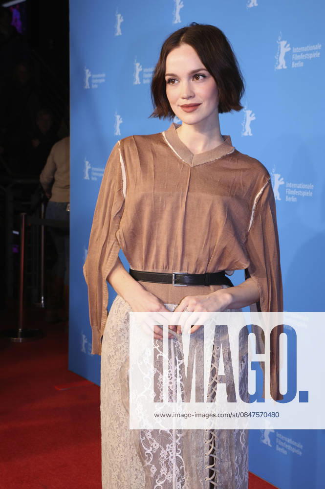 Emilia Schüle at the photocall for the feature film The Homeless Trial of Hein at the Berlinale 2026 76 Berlin International Film Festival at the Hotel Grand Hyatt Berlin, 13 02 2026 Foto:xD.xBedrosianx xFuturexImagex heimatlose_6216