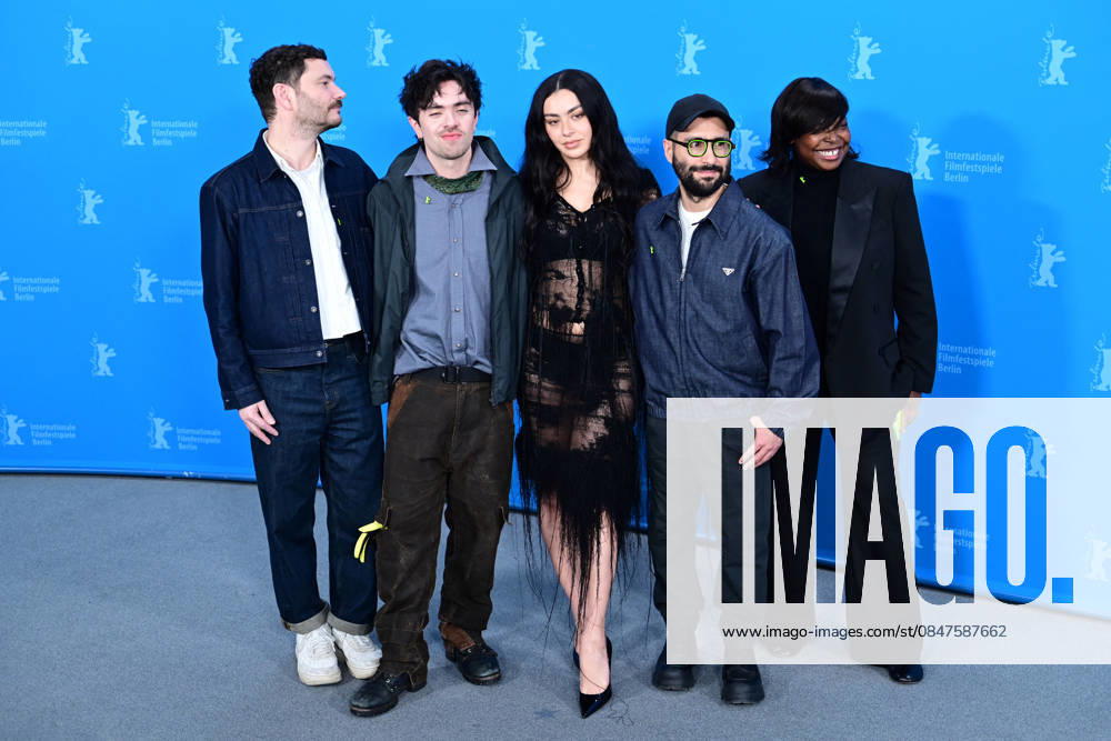 Michael Stütz, Aidan Zamiri, Charli xcx, David Hinojosa et Jacqueline Lyanga au photocall du film The Moment lors de la 76ème édition du festival international du film de Berlin La Berlinale 2026 , le 14 février 2026 Romain Doucelin Bestimage The The Moment photocall during the 76th Berlinale International Film Festival Berlin at Grand Hyatt Hotel on February 14, 2026 in Berlin, Germany Berlin Allemagne