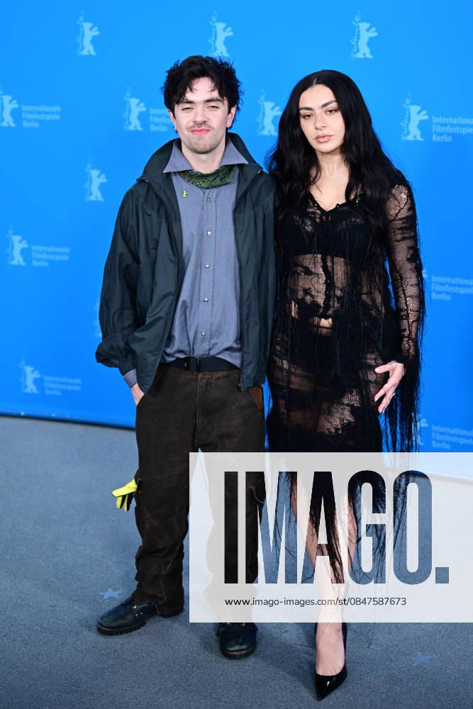 Aidan Zamiri et Charli xcx au photocall du film The Moment lors de la 76ème édition du festival international du film de Berlin La Berlinale 2026 , le 14 février 2026 Romain Doucelin Bestimage The The Moment photocall during the 76th Berlinale International Film Festival Berlin at Grand Hyatt Hotel on February 14, 2026 in Berlin, Germany Berlin Allemagne
