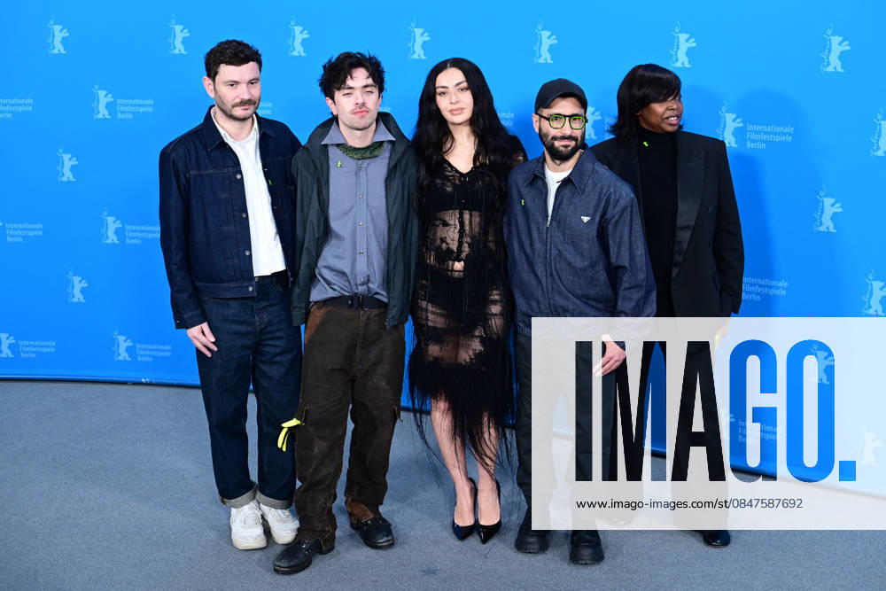 Michael Stütz, Aidan Zamiri, Charli xcx, David Hinojosa et Jacqueline Lyanga au photocall du film The Moment lors de la 76ème édition du festival international du film de Berlin La Berlinale 2026 , le 14 février 2026 Romain Doucelin Bestimage The The Moment photocall during the 76th Berlinale International Film Festival Berlin at Grand Hyatt Hotel on February 14, 2026 in Berlin, Germany Berlin Allemagne