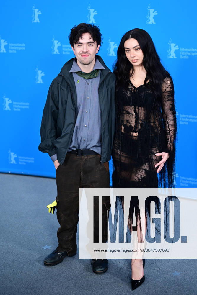 Aidan Zamiri et Charli xcx au photocall du film The Moment lors de la 76ème édition du festival international du film de Berlin La Berlinale 2026 , le 14 février 2026 Romain Doucelin Bestimage The The Moment photocall during the 76th Berlinale International Film Festival Berlin at Grand Hyatt Hotel on February 14, 2026 in Berlin, Germany Berlin Allemagne