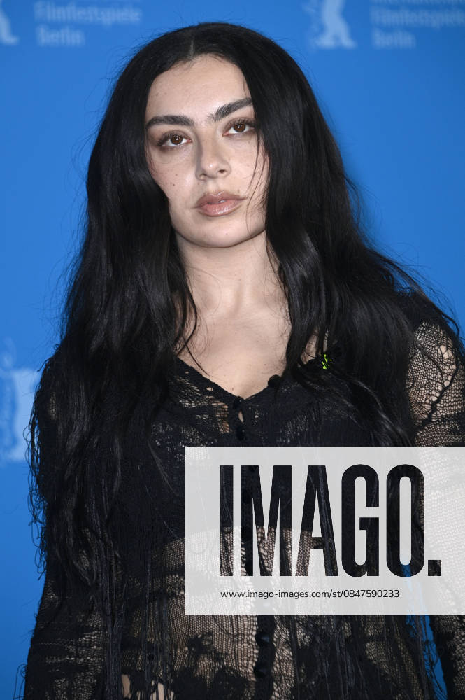 Charli xcx at the photocall for the movie The Moment at the Berlinale 2026 76 Berlin International Film Festival at the Hotel Grand Hyatt Berlin, 14 02 2026 Foto:xN.xKubelkax xFuturexImagex moment_6246