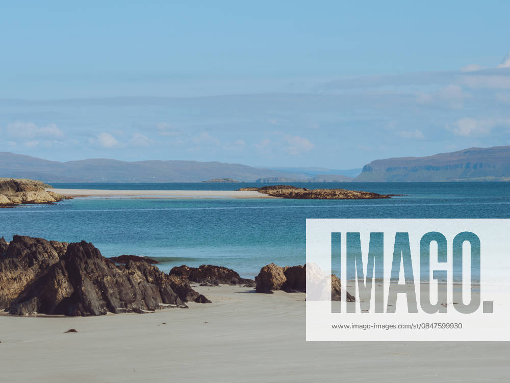 Blick über die weißen Sandstrände von Iona, Schottland, hinüber zur Isle of Mull und Ulva Views over to the Isle of Mull and Ulva across the white sandy beaches of Iona, Scotland (License=RF)