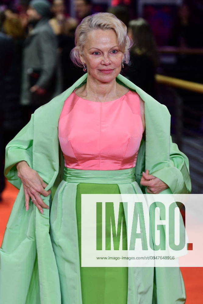 Pamela Anderson à la première du film Rosebush Pruning lors de la 76ème édition du festival international du film de Berlin La Berlinale 2026 , le 14 février 2026 Romain Doucelin Bestimage Celebrities attend the premiere of Rosebush Pruning during the 76th Berlinale, Berlin International Film Festival, at the Berlinale Palast, on February 14, 2026 in Berlin, Germany Berlin Allemagne