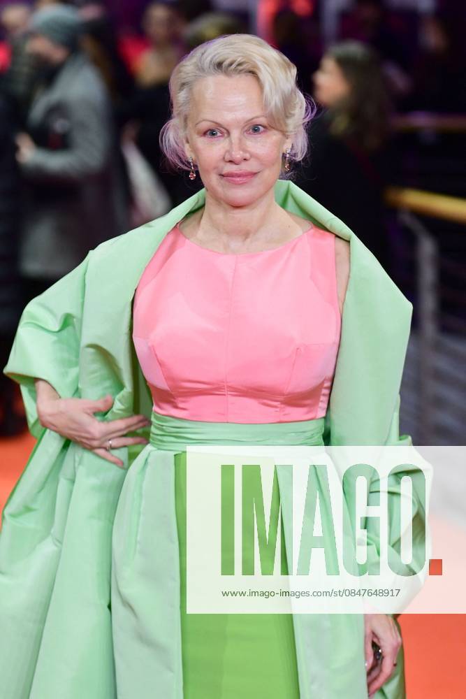 Pamela Anderson à la première du film Rosebush Pruning lors de la 76ème édition du festival international du film de Berlin La Berlinale 2026 , le 14 février 2026 Romain Doucelin Bestimage Celebrities attend the premiere of Rosebush Pruning during the 76th Berlinale, Berlin International Film Festival, at the Berlinale Palast, on February 14, 2026 in Berlin, Germany Berlin Allemagne