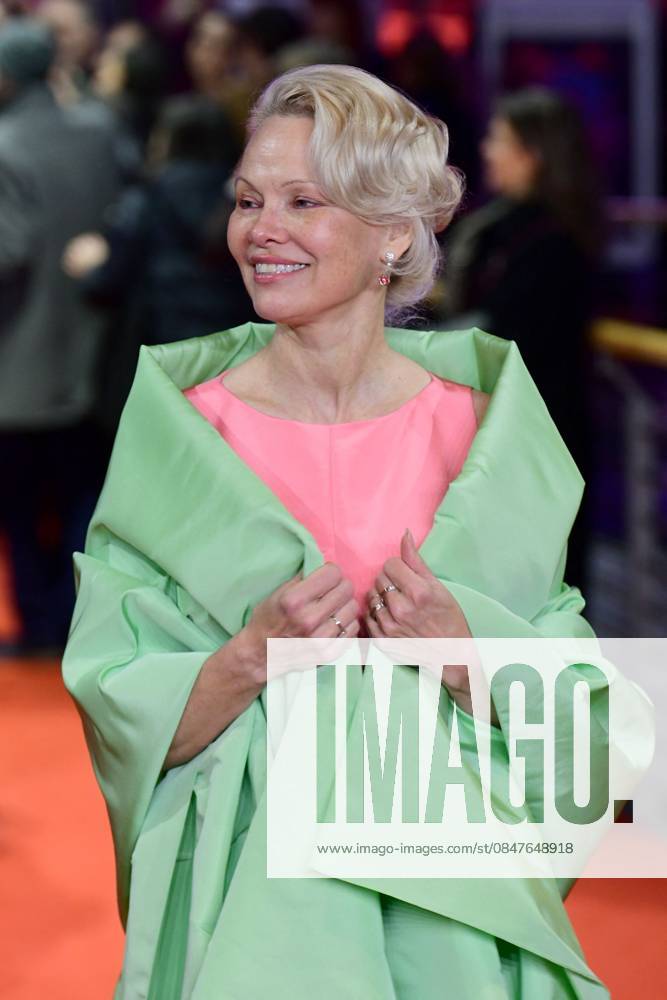 Pamela Anderson à la première du film Rosebush Pruning lors de la 76ème édition du festival international du film de Berlin La Berlinale 2026 , le 14 février 2026 Romain Doucelin Bestimage Celebrities attend the premiere of Rosebush Pruning during the 76th Berlinale, Berlin International Film Festival, at the Berlinale Palast, on February 14, 2026 in Berlin, Germany Berlin Allemagne