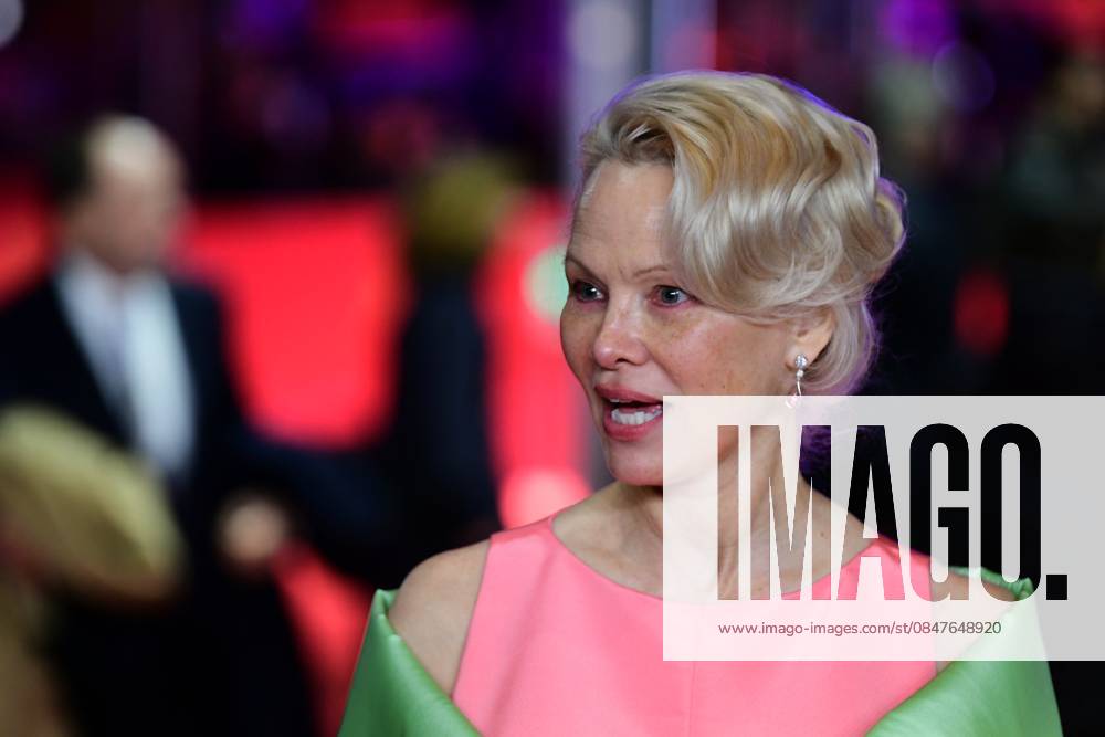 Pamela Anderson à la première du film Rosebush Pruning lors de la 76ème édition du festival international du film de Berlin La Berlinale 2026 , le 14 février 2026 Romain Doucelin Bestimage Celebrities attend the premiere of Rosebush Pruning during the 76th Berlinale, Berlin International Film Festival, at the Berlinale Palast, on February 14, 2026 in Berlin, Germany Berlin Allemagne