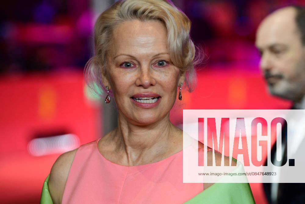 Pamela Anderson à la première du film Rosebush Pruning lors de la 76ème édition du festival international du film de Berlin La Berlinale 2026 , le 14 février 2026 Romain Doucelin Bestimage Celebrities attend the premiere of Rosebush Pruning during the 76th Berlinale, Berlin International Film Festival, at the Berlinale Palast, on February 14, 2026 in Berlin, Germany Berlin Allemagne