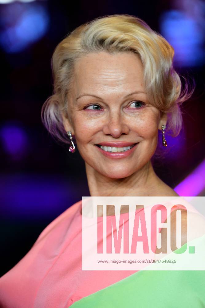 Pamela Anderson à la première du film Rosebush Pruning lors de la 76ème édition du festival international du film de Berlin La Berlinale 2026 , le 14 février 2026 Romain Doucelin Bestimage Celebrities attend the premiere of Rosebush Pruning during the 76th Berlinale, Berlin International Film Festival, at the Berlinale Palast, on February 14, 2026 in Berlin, Germany Berlin Allemagne