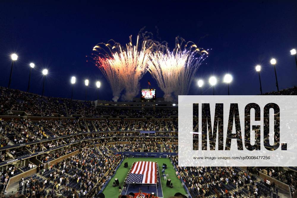 Fans watch fireworks shoot off during the opening ceremony of Day One of the 2011 US Open Tennis Championships at Arthur Ashe Stadium in New York, USA, August 29, 2011. (Xinhua Shen Hong)(wll) US-NEW YORK-TENNIS-US OPEN-DAY 1 o0 Sportstätte Stadion Court Totale Eröffnungsfeier Pyrotechnik Fahne Nationalfahne Objekte