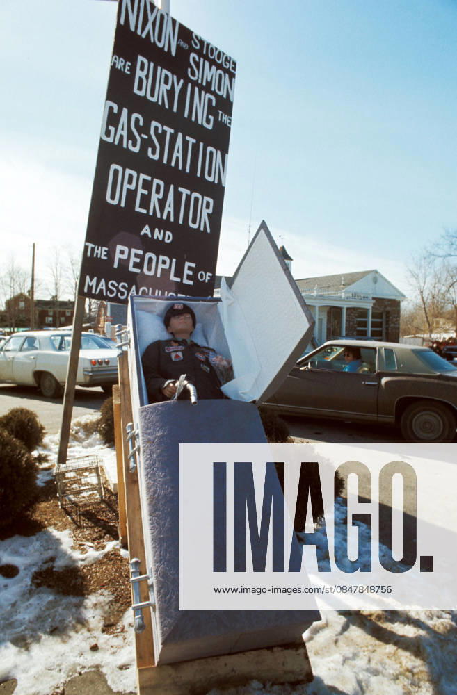 IMAGO History, Ölpreiskrise 1973 1973 US Oil Crisis Feb 19, 1974; Washington, DC, USA; Images of the United States during the gas shortage crisis in 1974. In October of 1973 Middles-eastern OPEC nations stopped exports to the US and other western nations, to punish the western nations that supported Israel, their foe, in the Yom Kippur War. Tthe price of oil in America quadrupled by 1974 to nearly 2 per 42 US gallon barrel, causing protests all over the country. Washington DC USA