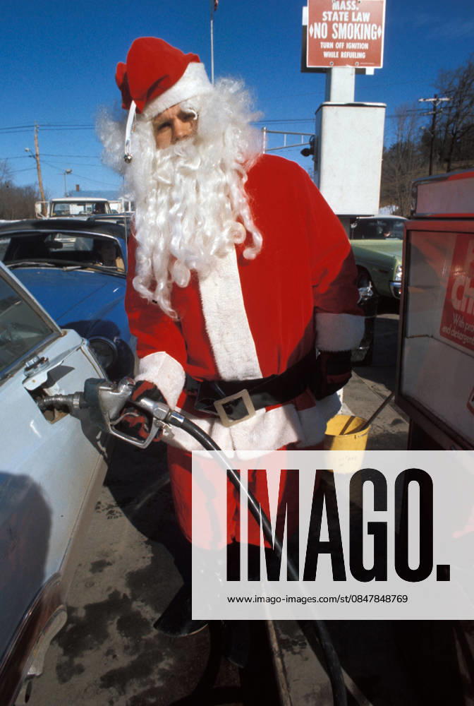 IMAGO History, Ölpreiskrise 1973 1973 US Oil Crisis Feb 19, 1974; Washington, DC, USA; Santa Clause gets gass during the gas shortage crisis in 1974. In October of 1973 Middles-eastern OPEC nations stopped exports to the US and other western nations, to punish the western nations that supported Israel, their foe, in the Yom Kippur War. Tthe price of oil in America quadrupled by 1974 to nearly 2 per 42 US gallon barrel, causing protests all over the country. Washington DC USA