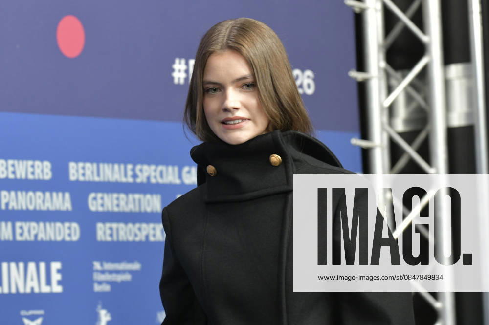 Florence Hunt at the press conference for the feature film Queen at Sea at the Berlinale 2026 76 Berlin International Film Festival at the Hotel Grand Hyatt Berlin, 17 02 2026 Foto:xM.xBehrensx xFuturexImagex queen_6227