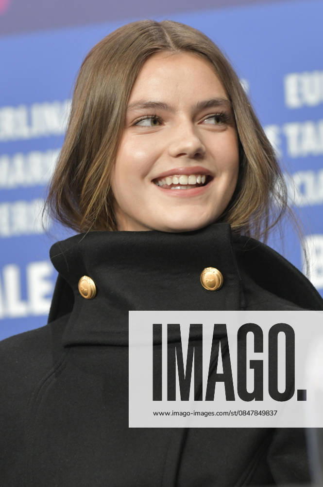 Florence Hunt at the press conference for the feature film Queen at Sea at the Berlinale 2026 76 Berlin International Film Festival at the Hotel Grand Hyatt Berlin, 17 02 2026 Foto:xM.xBehrensx xFuturexImagex queen_6230