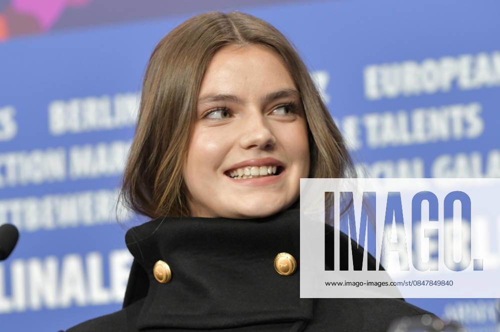 Florence Hunt at the press conference for the feature film Queen at Sea at the Berlinale 2026 76 Berlin International Film Festival at the Hotel Grand Hyatt Berlin, 17 02 2026 Foto:xM.xBehrensx xFuturexImagex queen_6232