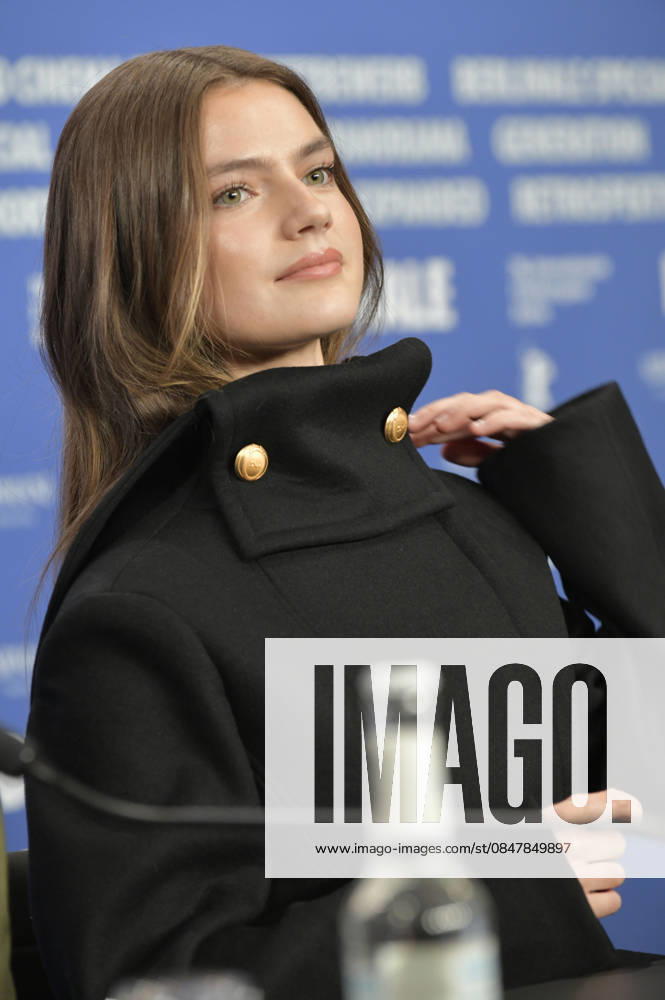 Florence Hunt at the press conference for the feature film Queen at Sea at the Berlinale 2026 76 Berlin International Film Festival at the Hotel Grand Hyatt Berlin, 17 02 2026 Foto:xM.xBehrensx xFuturexImagex queen_6246