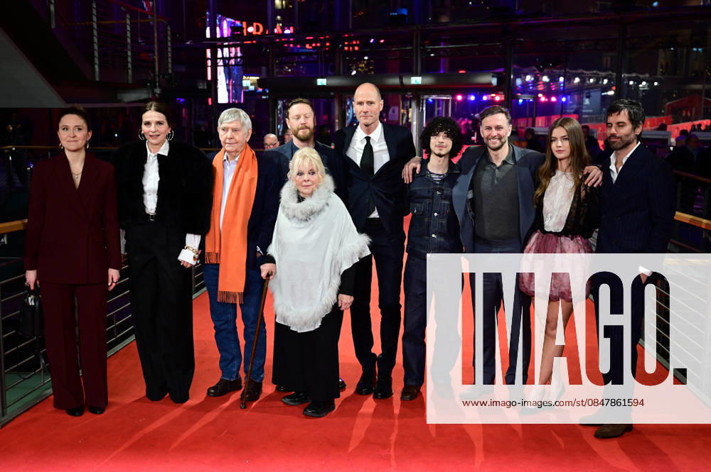 Juliette Binoche, Tom Courtenay, Tristan Goligher, Anna Calder Marshall, Lance Hammer, guest, Steven Cree, Florence Hunt and Adolpho Veloso attend the Queen At Sea premiere during the 76th Berlinale International Film Festival Berlin at Berlinale Palast on February 17, 2026 in Berlin, Germany Romain Doucelin at the Queen at Sea premiere during the 76th Berlinale International Film Festival Berlin at Berlinale Palast on February 17, 2026 Romain Doucelin Bestimage The Queen At Sea premiere during the 76th Berlinale International Film Festival Berlin at Berlinale Palast on February 17, 2026 in Berlin, Germany Berlin Allemagne