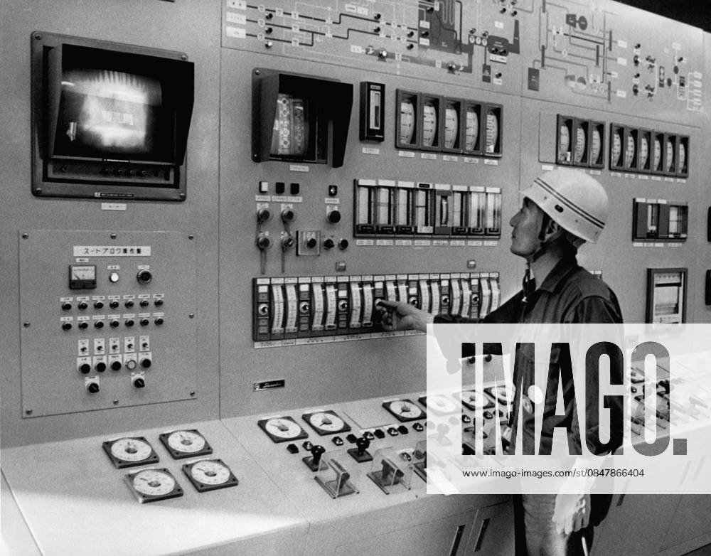 Computers Electronics Robots Technology TV s 1979 - Tuesday, April 10th, 1979. Mitsubishi Oil Co. Kawasaki Refinery, Kawasaki, Japan The Kawasaki Refinery has two topping units with a total crude oil processing capacity of 105,000 BSD. OPS: The refining process is monitored and automatically controlled from a modern computerized control room.