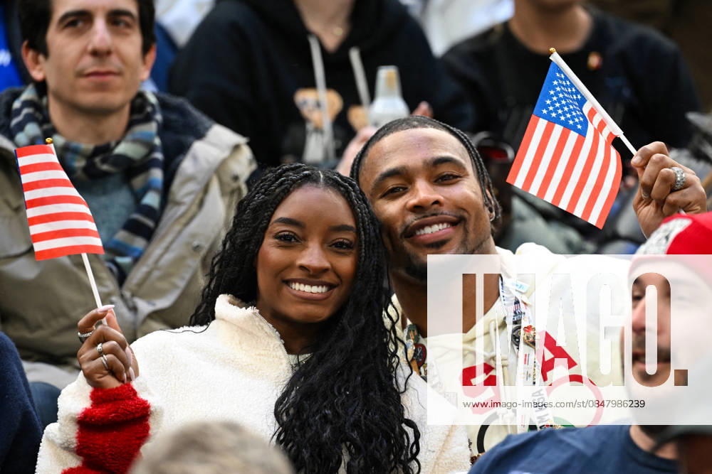 Winter Olympics - Simone Biles And Jonathan Owens At Milano Santagiulia Ice Hockey Arena American gymnast Simone Biles and husband Jonathan Owens look on while holding an american flag during the Men s Quarterfinals Playoff match between the United States and Sweden on day 12 of the Milano Cortina 2026 Winter Olympic games at Milano Santagiulia Ice Hockey Arena on February 18, 2026 in Milan, Italy. Photo by JMP ABACAPRESS.COM Milan Italy
