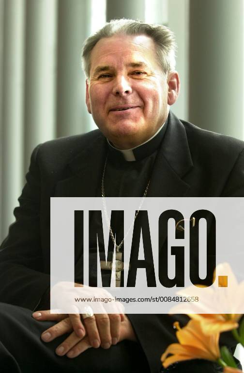 BELGIAN RELIGIOUS LEADERS BRU41 - - BRUGGE, BELGIUM: Mgr. Roger Vangheluwe bishop of Brugge, pictured 22 June 2001 at the episcopal Palace of Brugge. HERWIGxVERGULT x667949x