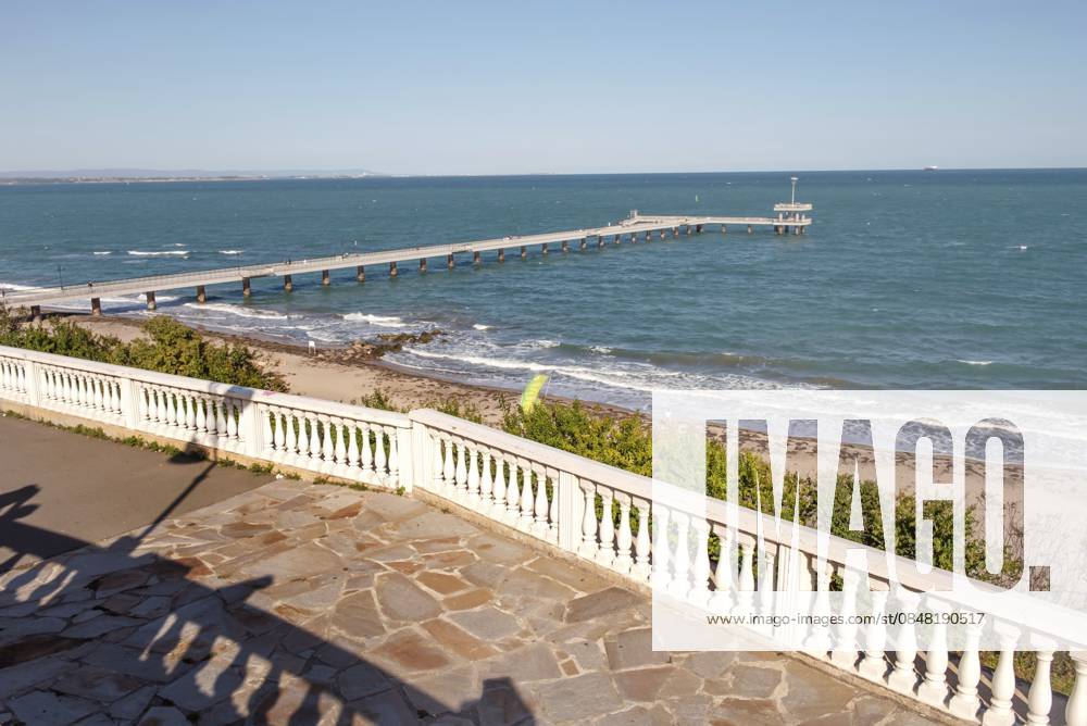 Das Wahrzeichen von Burgas Pier, der Meeresgarten in der Nähe des Hafens von Burgas an der Schwarzmeerküste Bulgariens Burgas, Bulgaria, September 25th 2020 The iconic landmark of Burgas Pier, the Sea Garden near the Port of Burgas on the Black Sea coast of Bulgaria