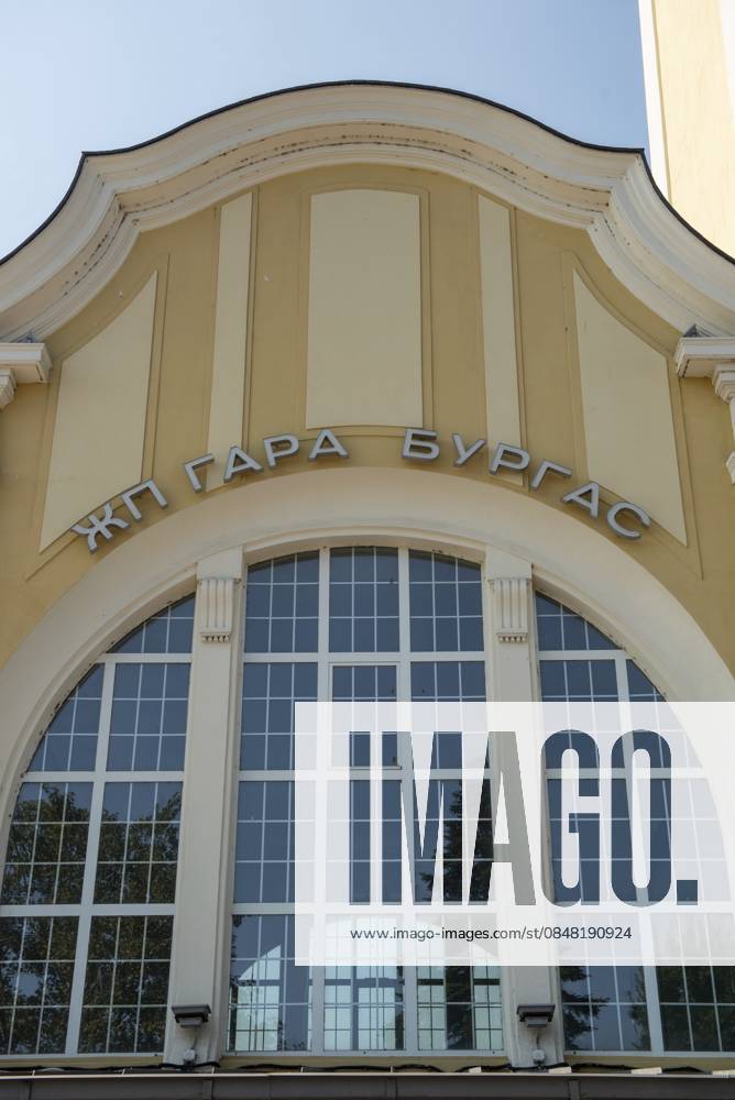 Fassade des Bahnhofseingangs in Burgas, Bulgarien Burgas, Bulgaria, September 25th 2020 Facade of the entrance to the railway station in Burgas, Bulgaria
