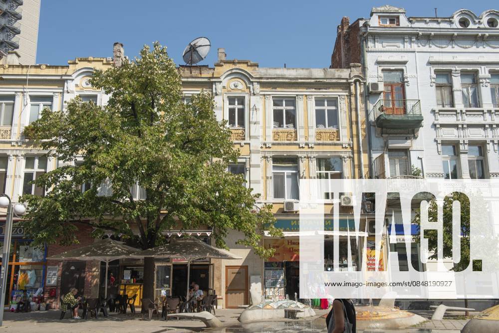 Die hübsche Architektur der Zaren Peter Straße im Stadtzentrum von Burgas, Bulgarien Burgas, Bulgaria, September 25th 2020 The pretty architecture of Tsar Peter Street in Burgas city centre, Bulgaria