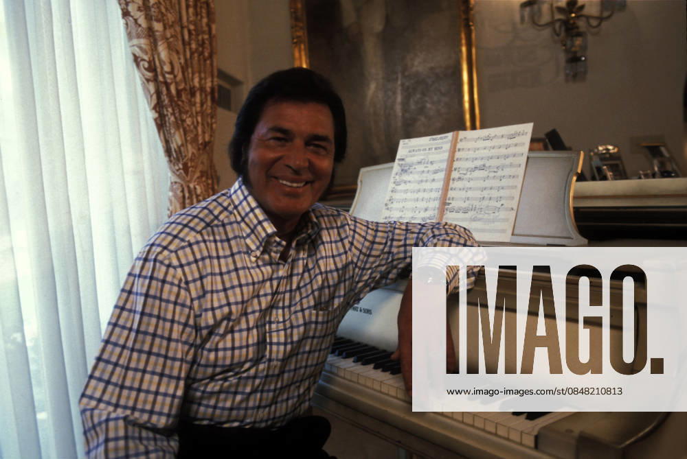 Singer Engelbert Humperdinck Jan 01, 1997 - London, England, United Kingdom - British-American Pop Singer ENGELBERT HUMPERDINCK (aka ARNOLD DORSEY) pictured in his home in 1997.